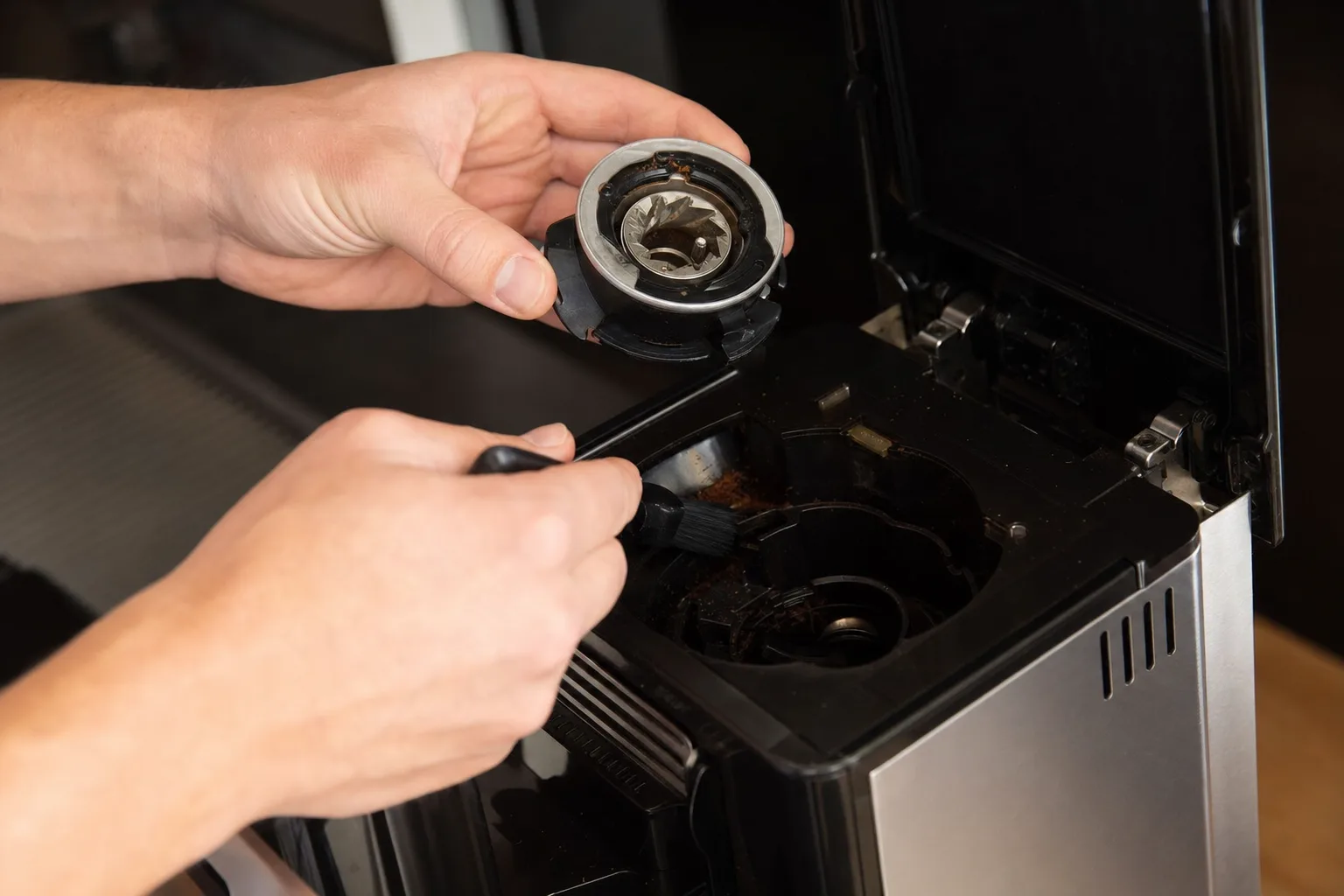 Comment nettoyer le broyeur de sa machine à café ? — Erreurs à éviter lors du nettoyage du broyeur